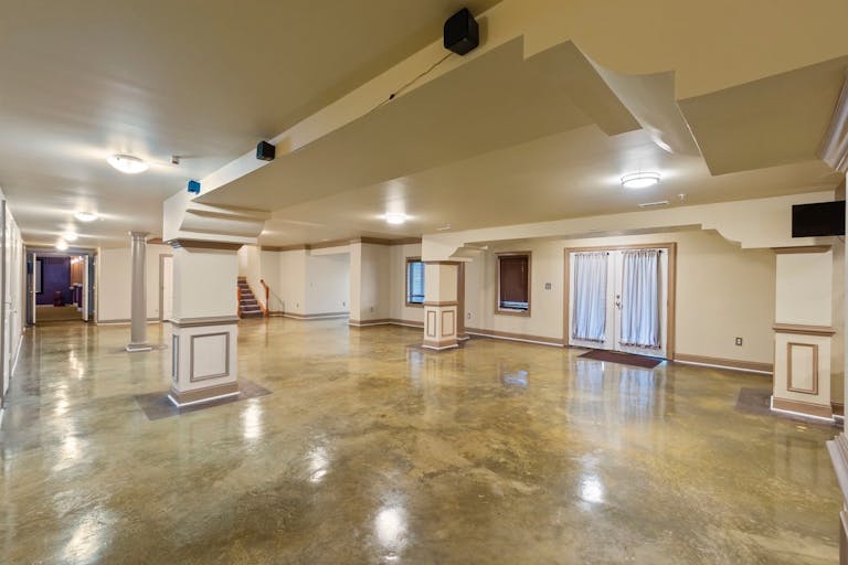 Contemporary Mansion with lots of spaces - Image 4