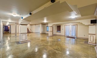 Contemporary Mansion with lots of spaces - Image 4