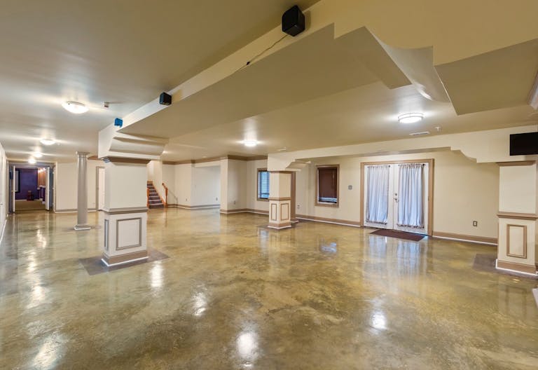 Contemporary Mansion with lots of spaces - Image 4