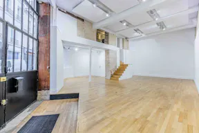 Showroom on Rue Charlot - Image 2