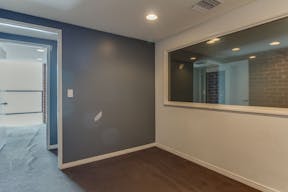 Trendy Building in Beverly Hills - Image 14