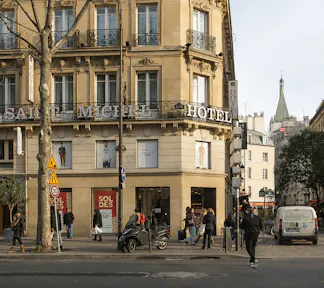Prime Corner Showroom on Boulevard Saint-Michel - Image 0