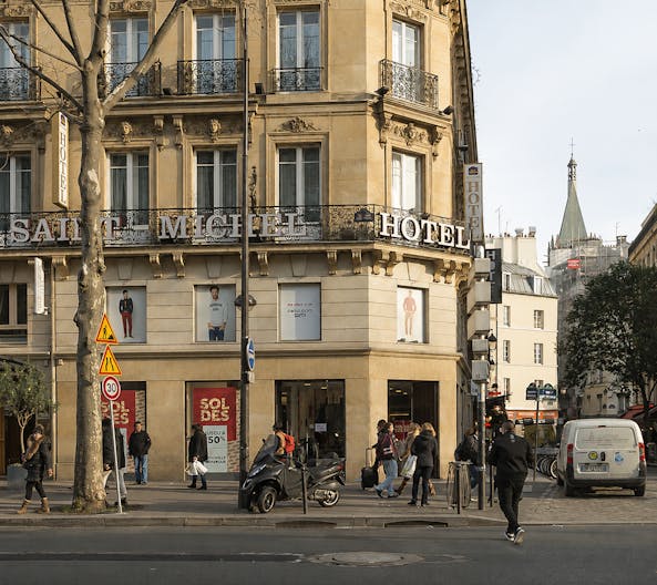 Prime Corner Showroom on Boulevard Saint-Michel - Image 0