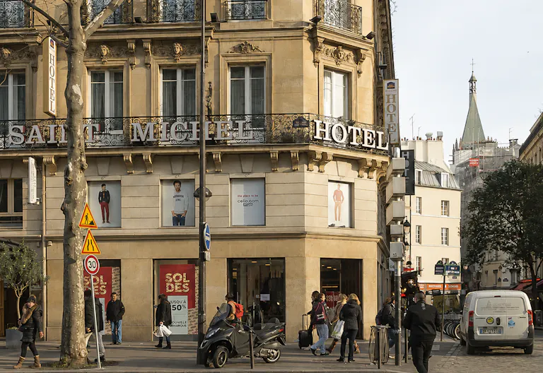 Prime Corner Showroom on Boulevard Saint-Michel - Image 0