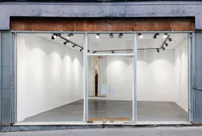 Boutique pop-up lumineuse avec une vitrine exceptionnelle au cœur du Marais - Image 0
