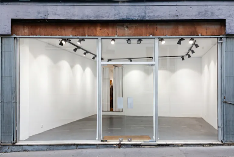 Boutique pop-up lumineuse avec une vitrine exceptionnelle au cœur du Marais - Image 0