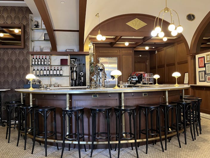 Vntage downtown cocktail bar on the ground floor of the historic Woolworth Building - Image 2