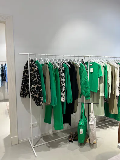  Stilvoller Showroom für Fashion & Accessoires zur temporären Vermietung Berlin Wedding – 130 m² – Erdgeschoss – barrierefrei erreichbar - Image 2